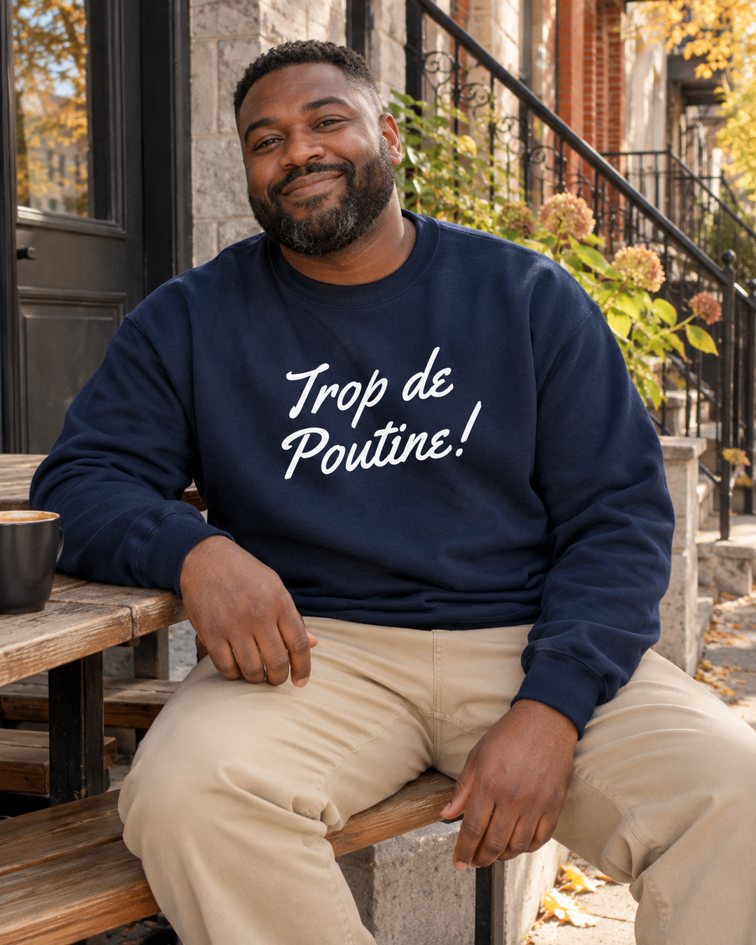 Ouaté Classique marine à logo blanc Trop de Poutine, porté avec un pantalon beige.