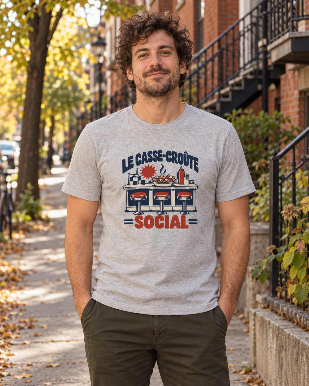T-shirt gris chiné Le Casse-croûte social porté dans une rue de Montréal.