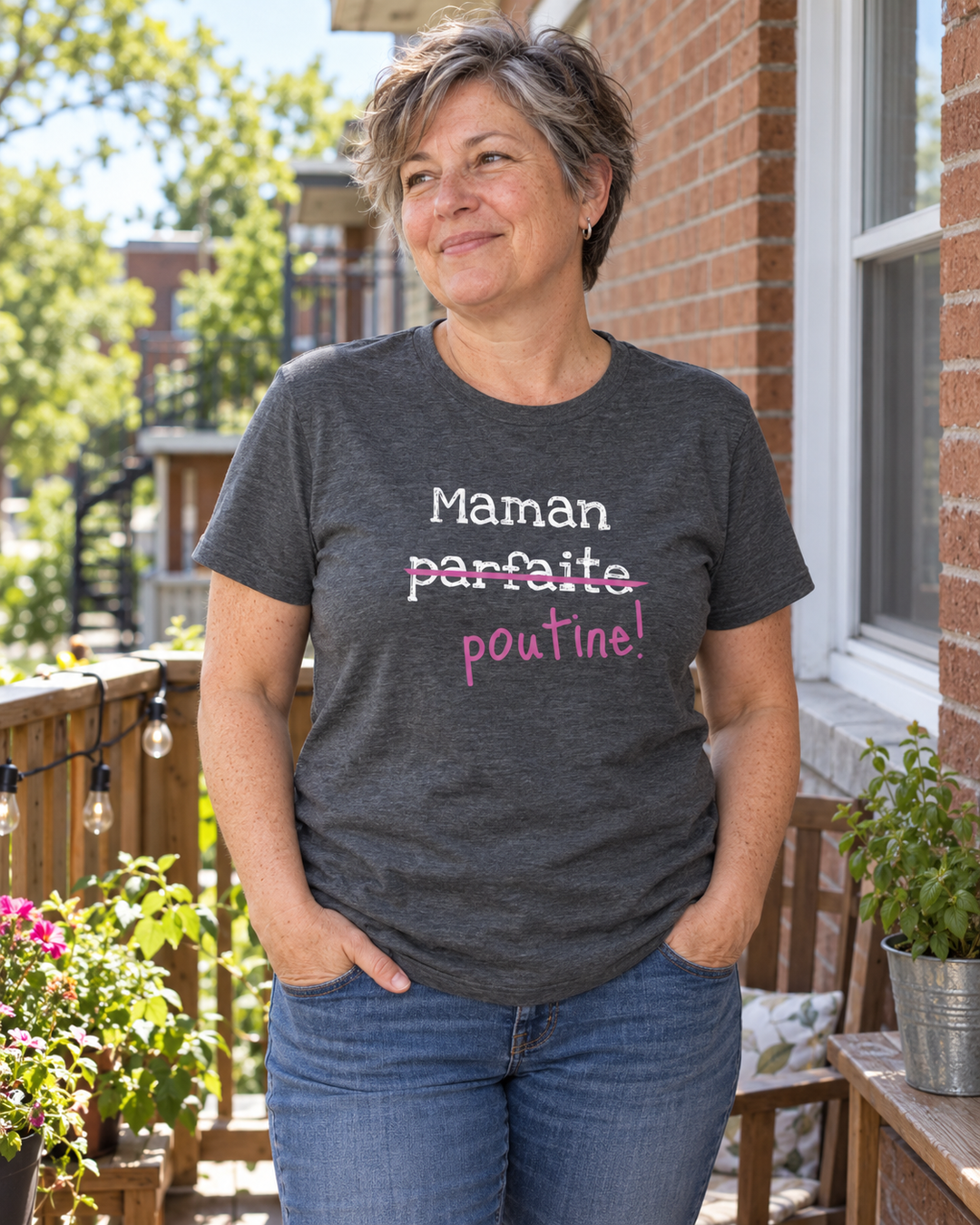Visuel d’ambiance créé avec IA : femme portant le t-shirt gris LA PARFAITE sur un balcon.