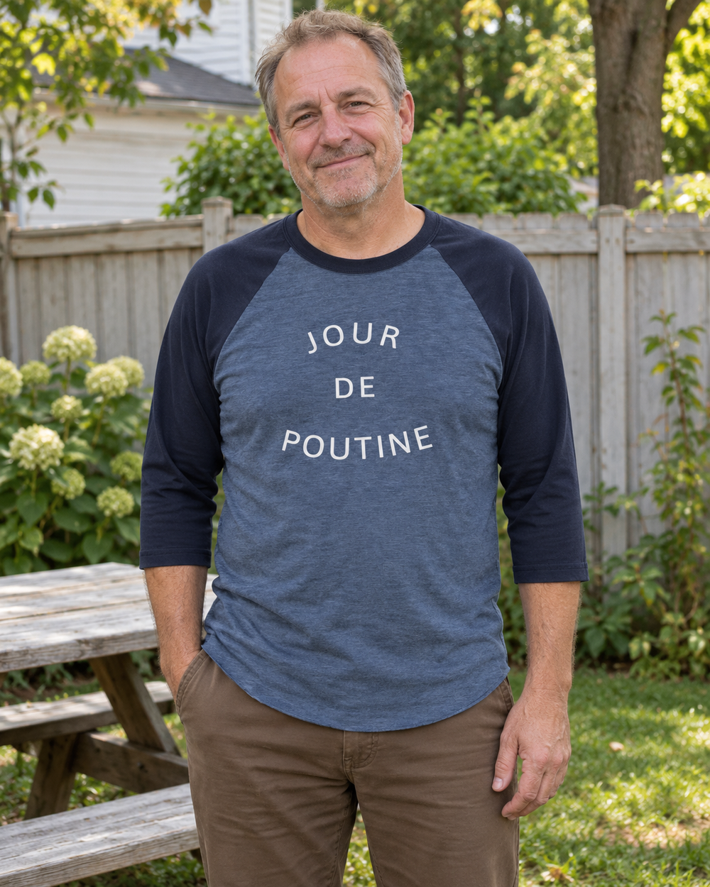 Homme portant le t-shirt raglan 3/4 POUTINE bleu chiné et marine dans une cour.