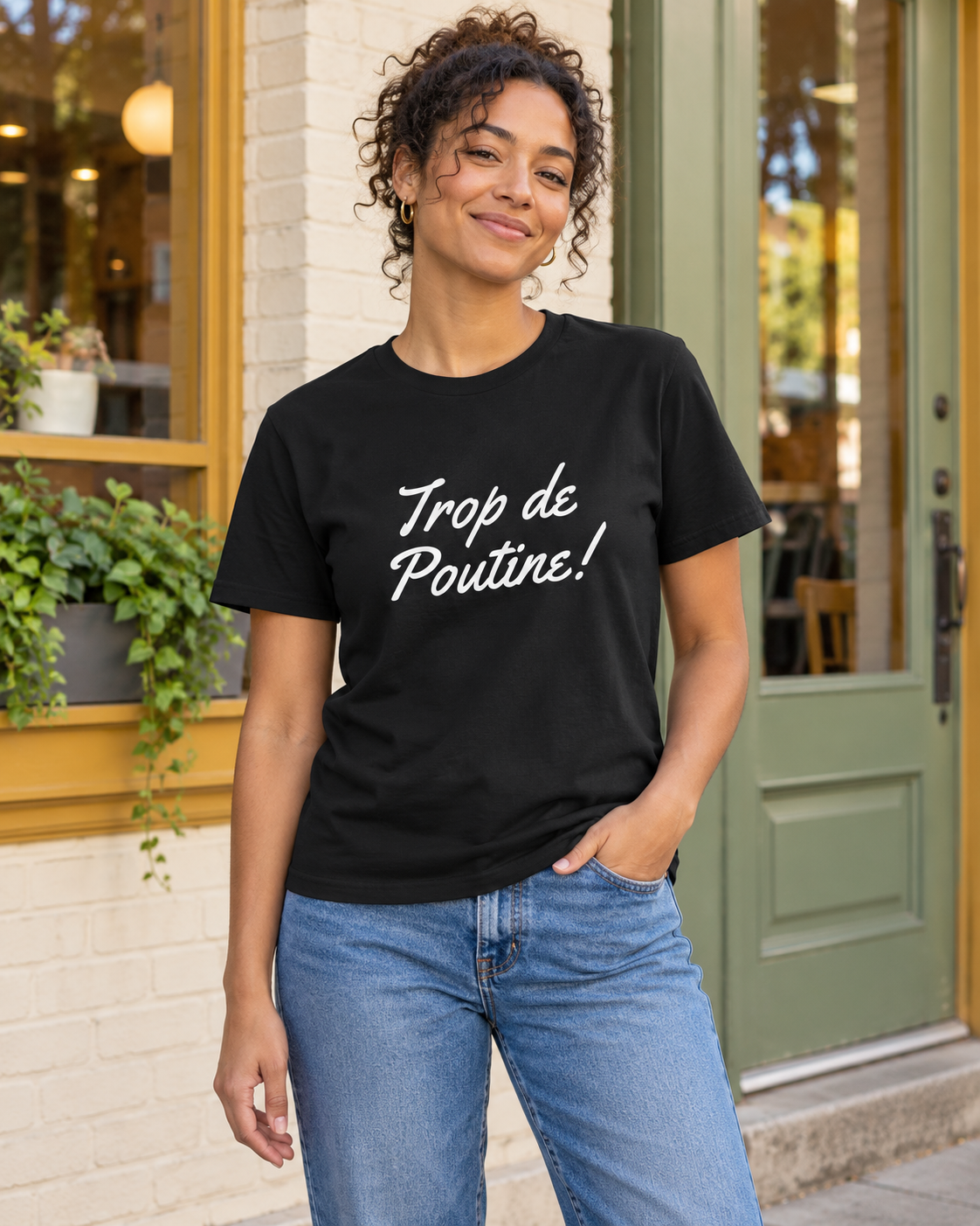 Mise en scène créée avec IA : le t-shirt noir LE SPORTIF porté devant une façade crème et verte
