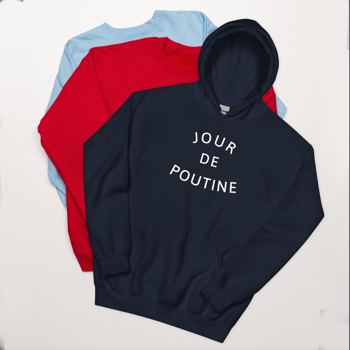 Hoodie bleu marine Jour de Poutine, avec des chandails rouge et bleu en arrière-plan